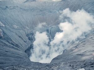 Gowisata-Menyelami Pesona Kawah Bromo yang Memukau